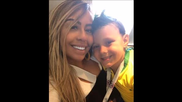 Acompanhado pela tia, Rafaella Santos, o filho de Neymar, Davi Lucca, apareceu com o cabelo no estilo moicano e pintado de verde