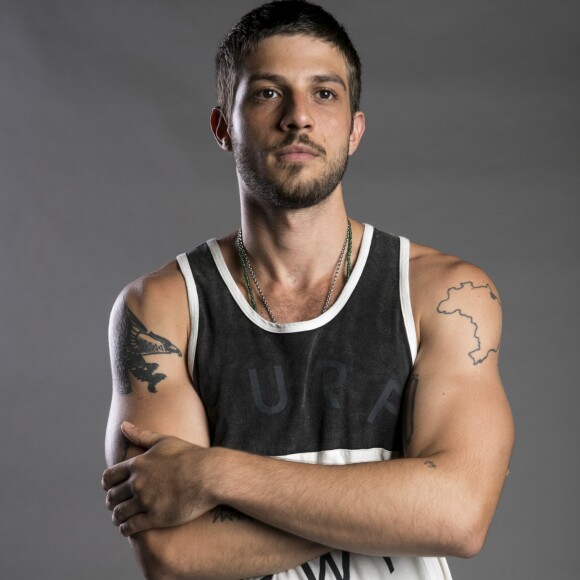 Ícaro (Chay Suede) é abrigado por Miguel/Beto (Emilio Dantas), que defende Luzia (Giovanna Antonelli) e convence o rapaz a procurá-la na novela 'Segundo Sol'