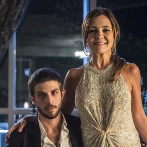 Ícaro (Chay Suede) confirma desconfiança sobre Laureta (Adriana Esteves) e termina o relacionamento dos dois na novela 'Segundo Sol'