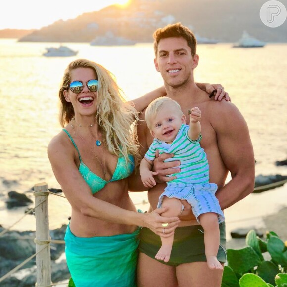 Karina Bacchi dispensou babá ao viajar pela Grécia com o filho, Enrico, e o noivo, Amaury Nunes