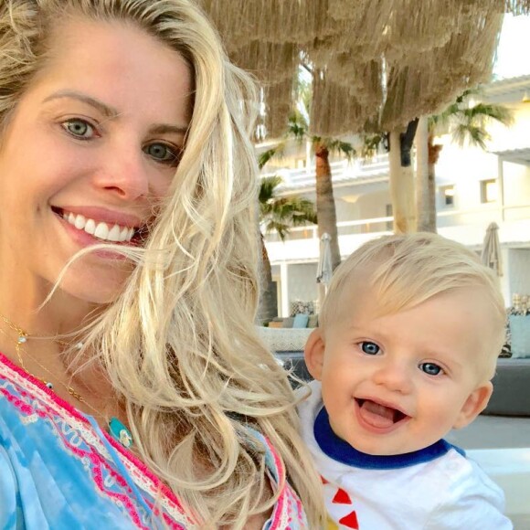 Karina Bacchi esbanjou fofura com o uniforme da Seleção