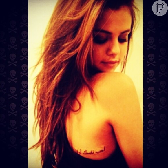 Selena Gomez tatuou uma frase em árabe com o significado 'Ame a si mesmo' dias antes do seu aniversário