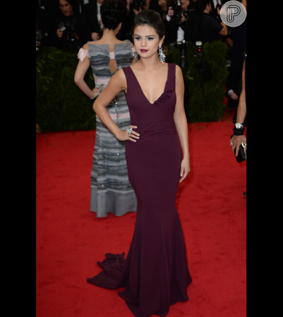 Selena Gomez brilha em tapete vermelho com muita elegância