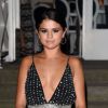 Selena Gomez abusa do brilho em noite de gala e aposta num superdecote