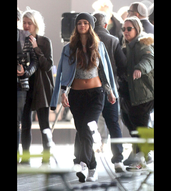 Selena Gomez exibe a barriguinha seca durante um passeio