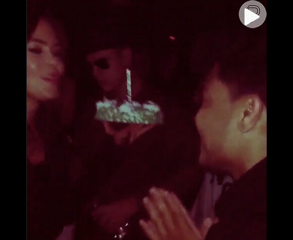 Selena Gomez é clicada ao lado de Justin Bieber nas redes sociais durante uma festa de um amigo