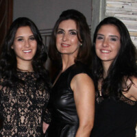 Fátima Bernardes posa com filhas, Beatriz e Laura, e fã aponta: 'Parece irmã'