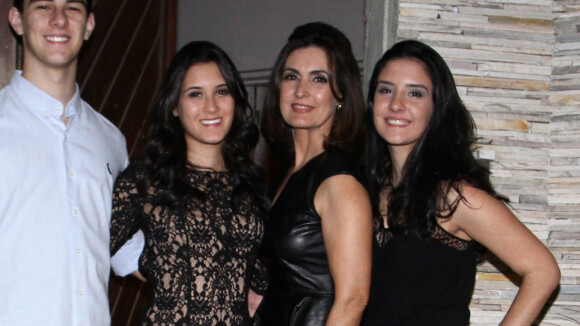 Fátima Bernardes posa com filhas, Beatriz e Laura, e fã aponta: 'Parece irmã'