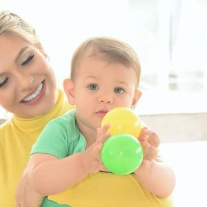 Andressa Suita combinou look com filho para torcer para o Brasil