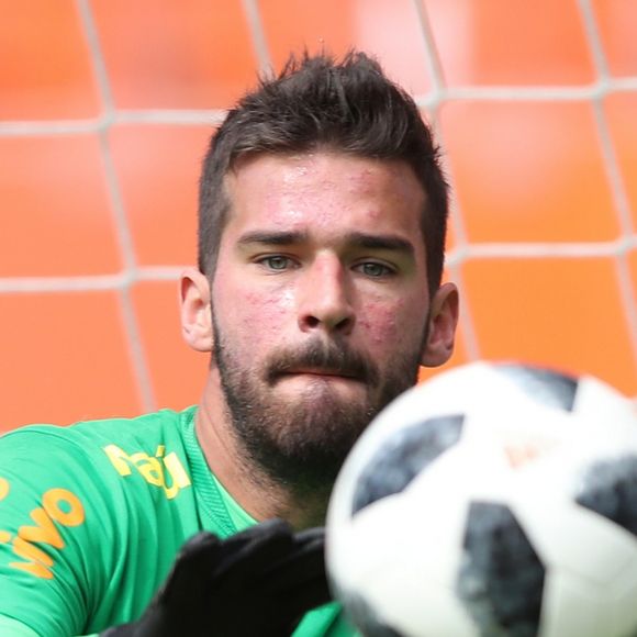 A mulher de Alisson, Natália, compartilhou na web o registro da família: 'Aproveitando a folga do papai'