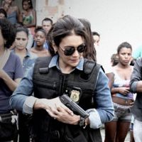 'O Rebu': Dira Paes e Marcos Palmeira gravam cena de tiroteio em favela no Rio