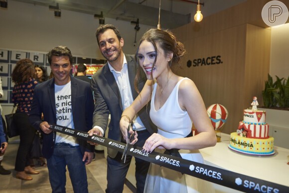 Isabelle Drummond cortou a faixa inaugural do coworking SPACES Cinelândia ao lado do CEO Tiago Alves e do diretor Renato Amorim