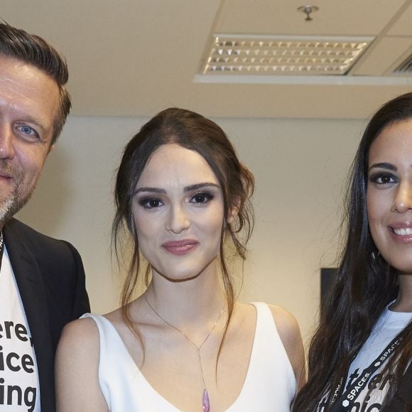 Isabelle Drummond posou ao lado de Patric Franc, diretor global da SPACES, e Aline Letone, responsável pela área de marketing, no evento da noite desta quinta-feira, 28 de junho de 2018

