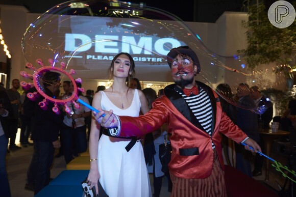 Um palhaço entreteve os convidados – entre eles Isabelle Drummond – com grandes bolas de sabão na inauguração do coworking SPACES Cinelândia, no Centro do Rio de Janeiro, na noite desta quinta-feira, 28 de junho de 2018
