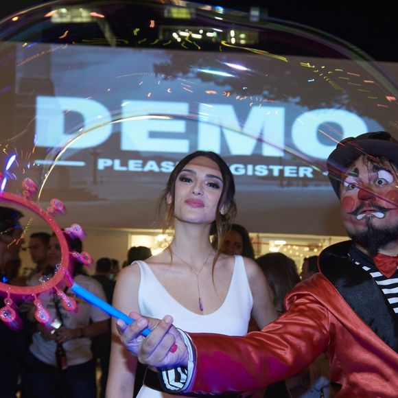 Um palhaço entreteve os convidados – entre eles Isabelle Drummond – com grandes bolas de sabão na inauguração do coworking SPACES Cinelândia, no Centro do Rio de Janeiro, na noite desta quinta-feira, 28 de junho de 2018
