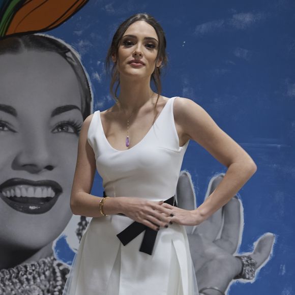 Isabelle Drummond elegeu um look leve e delicado para participar da inauguração do coworking SPACES Cinelândia, no Centro do Rio de Janeiro, na noite desta quinta-feira, 28 de junho de 2018
