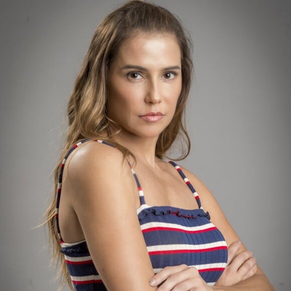 Karola (Deborah Secco) ameça Rosa (Letícia Colin) de agressões físicas caso ela não termine com Valentim (Danilo Mesquita) na novela 'Segundo Sol'