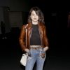 Selena Gomez aposta em jaqueta marrom com jeans skinny