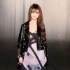 Selena Gomez escolhe vestido floral, bota trabalhada e jaqueta de couro: country rocker