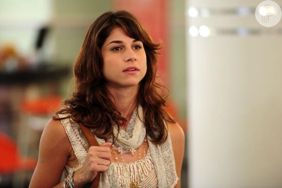 Manuela (Chandelly Braz) pede para viajar no lugar de Davi (Humberto Carrão), em 'Geração Brasil'