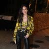 Bruna Marquezine usou top e jaqueta estampados da grife italiana Versace