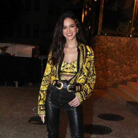 Bruna Marquezine usou top e jaqueta estampados da grife italiana Versace