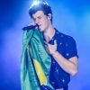 Shawn Mendes segurou a bandeira do Brasil no show do Villa Mix Goiânia, neste domingo, 1º de julho de 2018