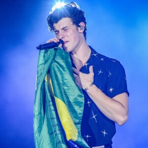 Shawn Mendes segurou a bandeira do Brasil no show do Villa Mix Goiânia, neste domingo, 1º de julho de 2018