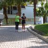 Fátima Bernardes caminha com amiga no Projac para ficar com o corpo em forma