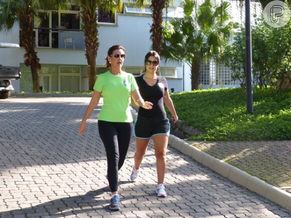 Com roupa de ginástica, Fátima Bernardes faz caminhada no Projac (22 de julho de 2014)