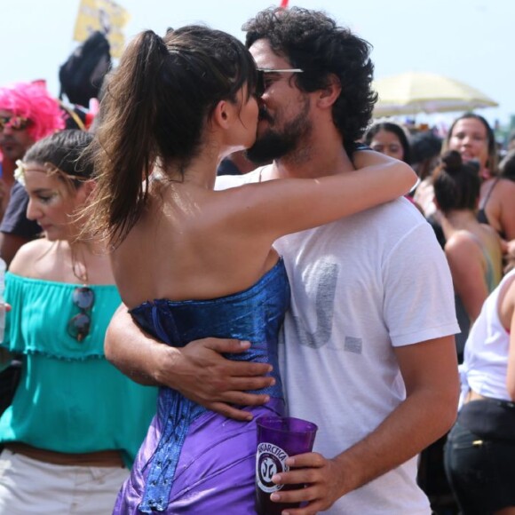 Thaila Ayala explicou como mantém namoro à distância com Renato Góes