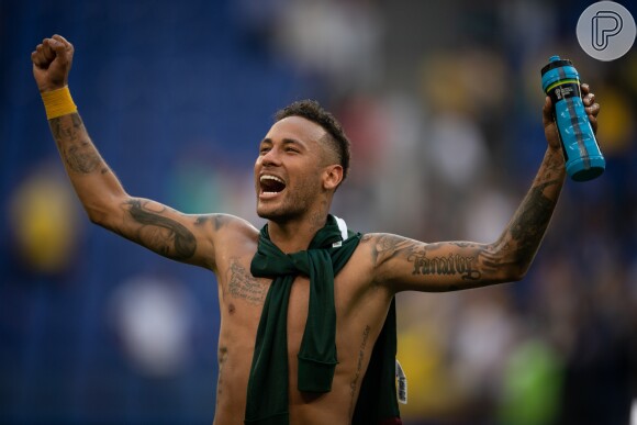 Bruna Marquezine usou uma foto de Neymar sem camisa para parabenizar Neymar por gol em partido do Brasil contra o México
