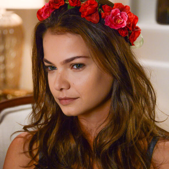 Luísa (Milena Toscano) usa uma coroa de flores para posar para as fotos de Poliana (Sophia Valverde), no capítulo que vai ao ar quinta-feira, dia 12 de julho de 2018, na novela 'As Aventuras de Poliana'