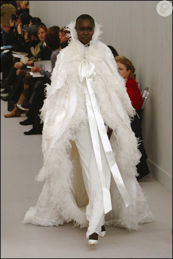 Alek Wek foi a primeira negra a encerrar o desfile da Chanel, em 2004