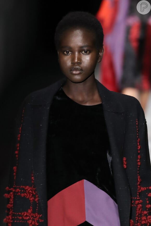 Jovem sudanesa é 2ª modelo negra a ser a noiva da Chanel: 'Fiz história'