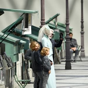 Adut Akech posa com Karl Lagarfed, diretor criativo da Chanel, ao fim do desfile