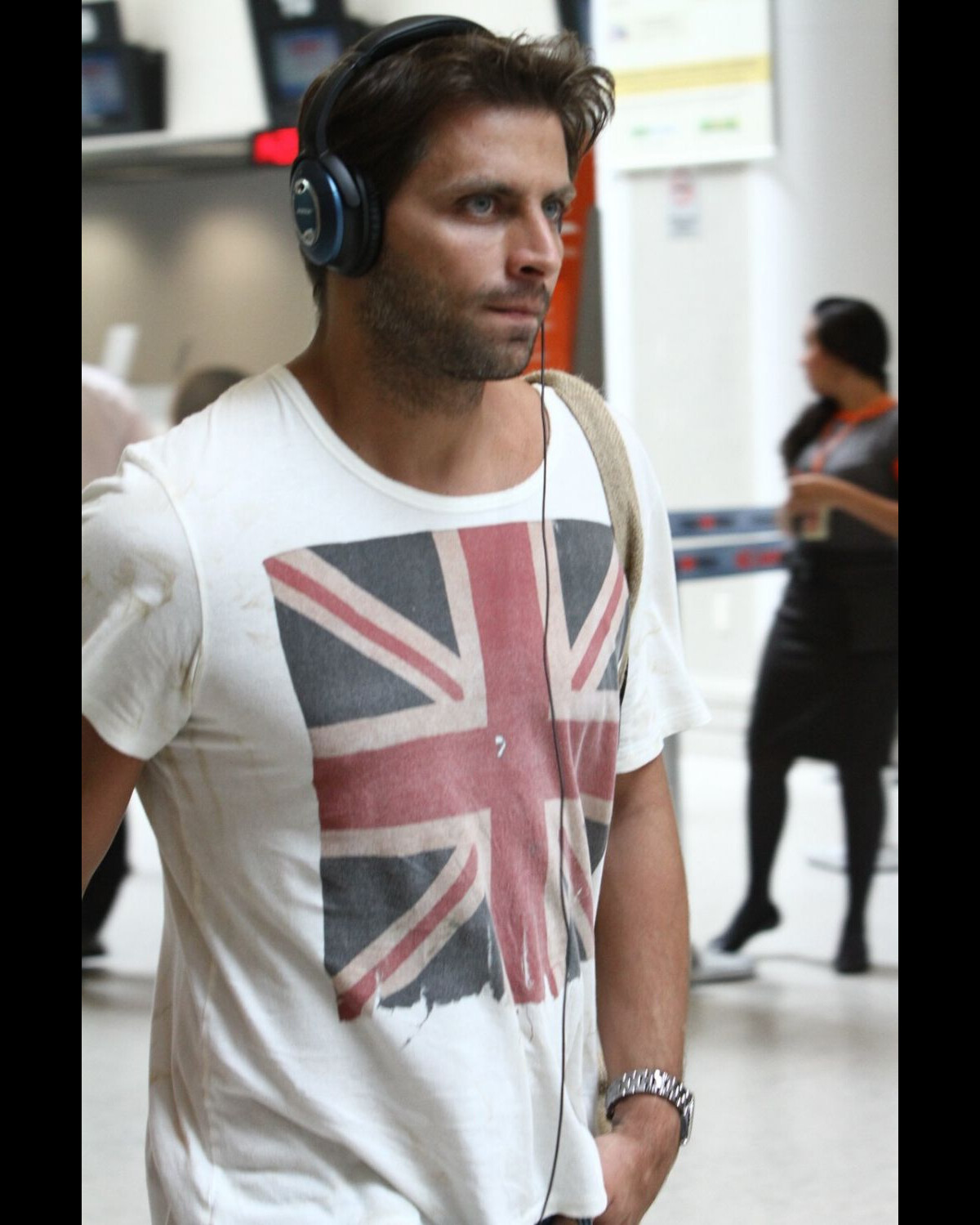 Foto: Henri Castelli ouve músicas do seu celular - Purepeople