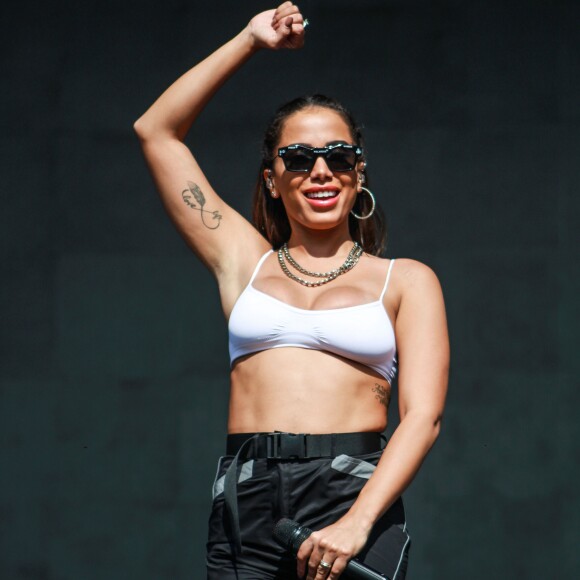 'Estou chocada que a 'chefa' da Warner Colômbia, amor, é uma mulher babadeira, gata e estilosérrima', disse Anitta sobre Mechas Montejo, empresária da Warner Music