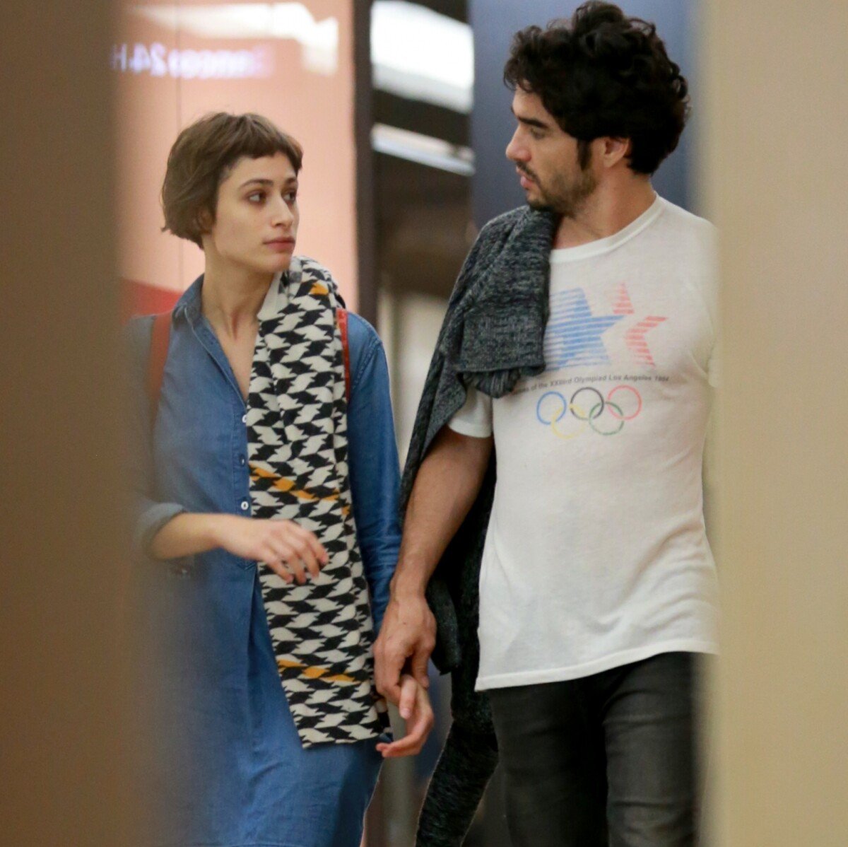 Noite romântica: Caio Blat e Luisa Arraes andam de mãos dadas em shopping.  Fotos - Purepeople