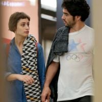 Noite romântica: Caio Blat e Luisa Arraes andam de mãos dadas em shopping. Fotos
