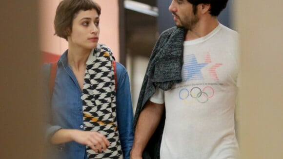 Noite romântica: Caio Blat e Luisa Arraes andam de mãos dadas em shopping. Fotos