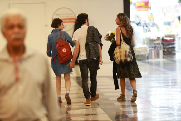 Luisa Arraes e Caio Blat andaram com uma amiga pelo Shopping da Gávea