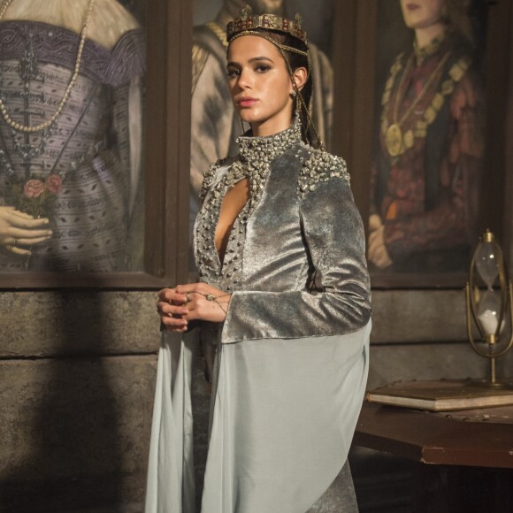 Bruna Marquezine vive a protagonista Catarina, a vilã da novela 'Deus Salve o Rei'