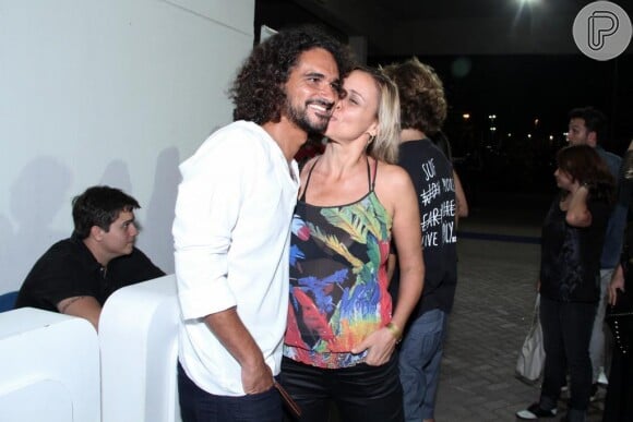 Giulia Gam diz que namoro com Flávio Abreu, de 13 anos mais novo, a faz 'sentir mulher'