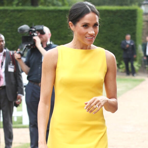 Meghan Markle usa tubinho amarelo de estilista favorito de Lady Gaga nesta quinta-feira, dia 05 de julho de 2018