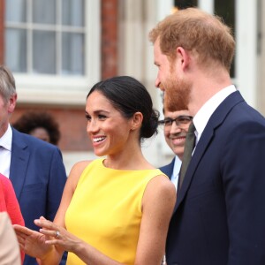 Meghan Markle apostou nas cores primárias e brilhou em um tubinho amarelo