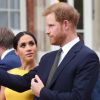 Meghan Markle presta atenção na fala do marido, Príncipe Harry