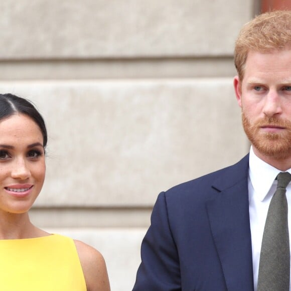 Meghan Markle escolheu um vestido encontrado à venda pelo equivalente a R$ 6,3 mil em lojas virtuais no exterior