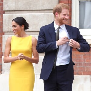 Meghan Markle deixou de lado os tons claros e investiu em um vestido midi amarelo vibrante