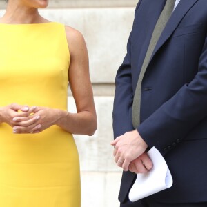 Meghan Markle troca olhares com o marido, Príncipe Harry, em evento